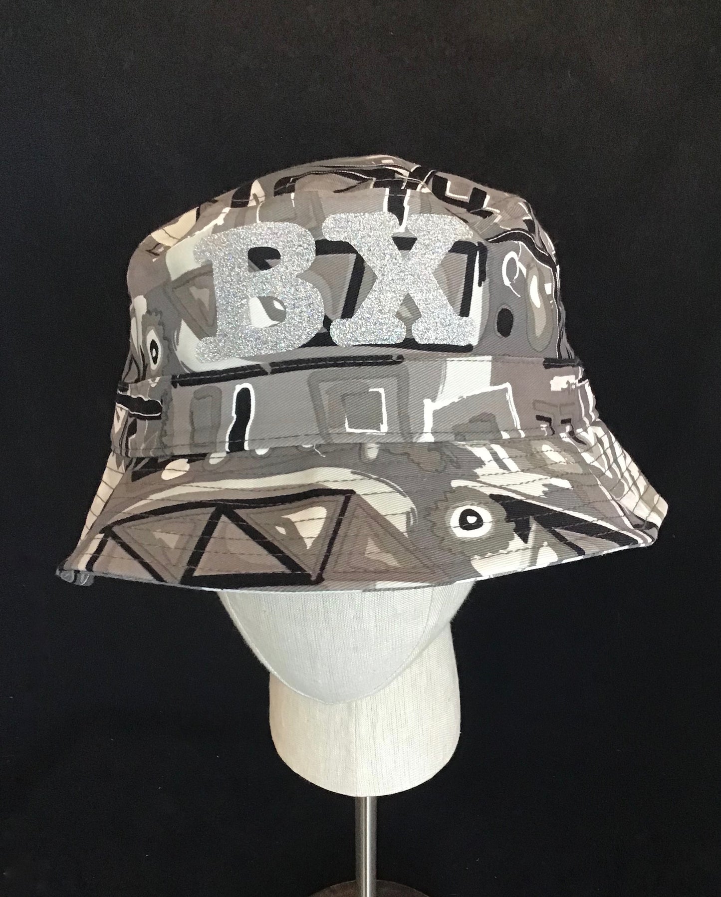 BX bucket abstract blk/ wht L 23 1/4"